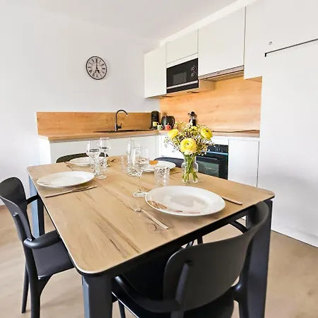 Appartement T2 Lumineux, Balcon, Parking Privé, à Pied!