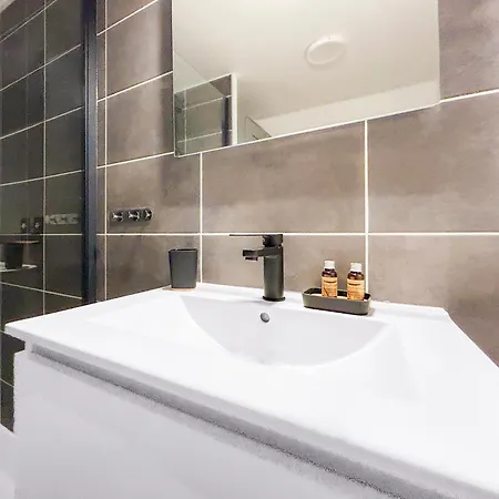 T2 Lumineux, Balcon, Parking Privé, à Pied!